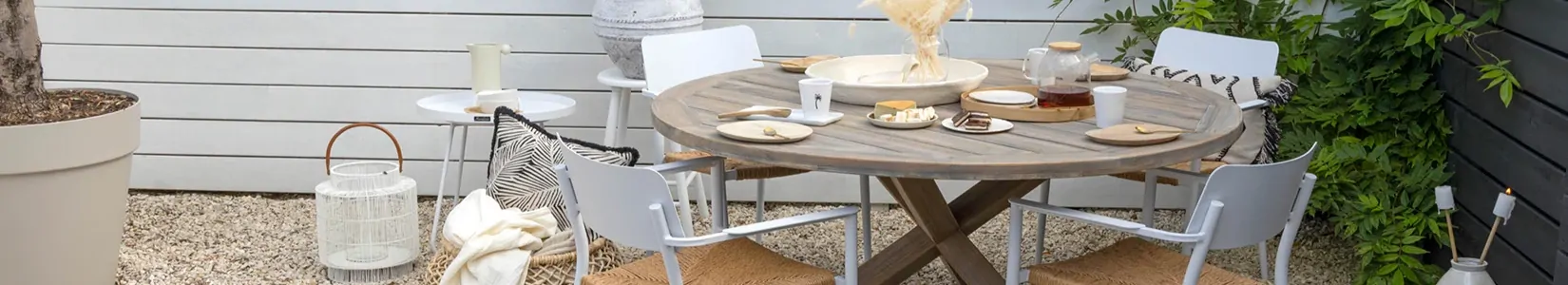 Ronde tuinset met tafel van hout en vier stoelen