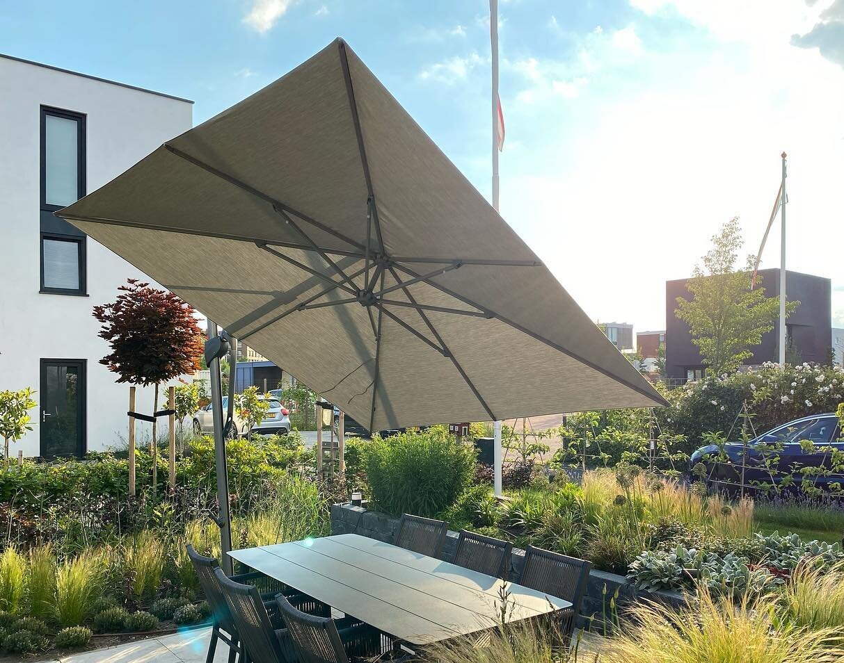 Gekippter grauer Sonnenschirm Ampelschirm über Gartenmöbel-Set