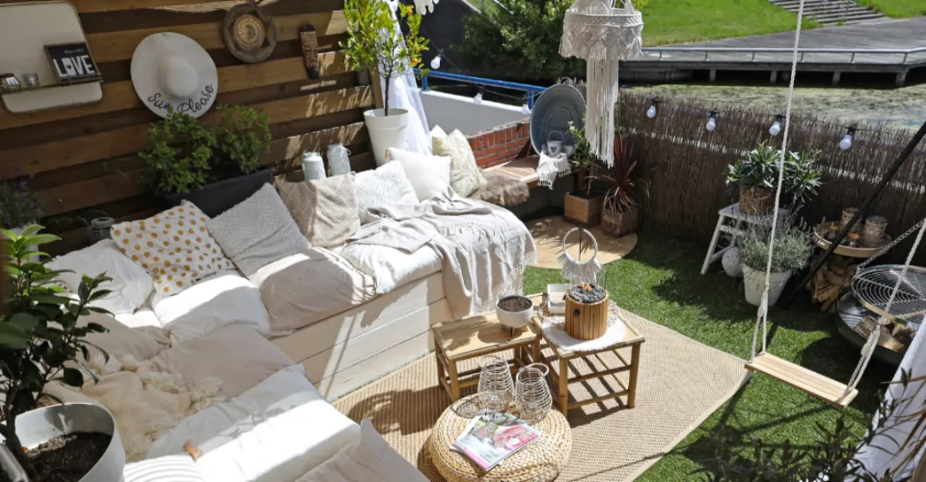 Ibiza Balkon mit hellem Lounge-Set und Ibiza Dekoration