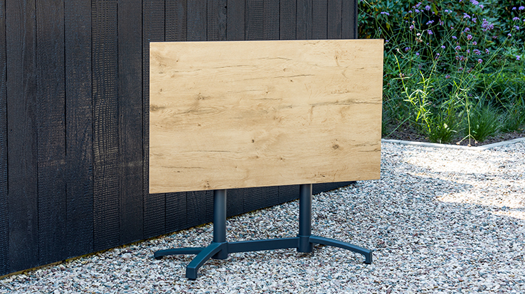 Klappbarer Holztisch eingeklappt mit schwarzem Aluminium Untergestell