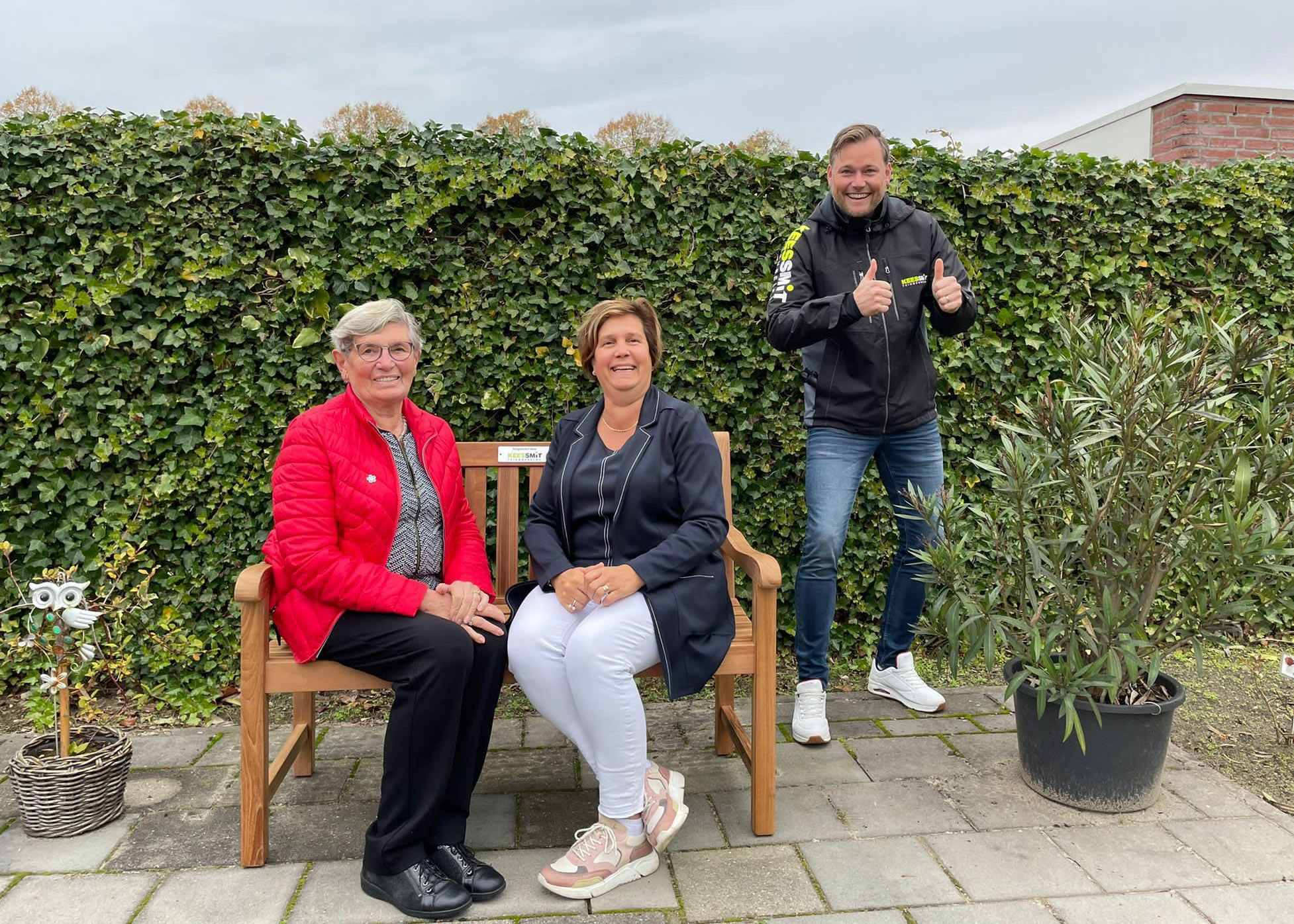 de winnaars van de houten tuinkbank naast de tuinbank