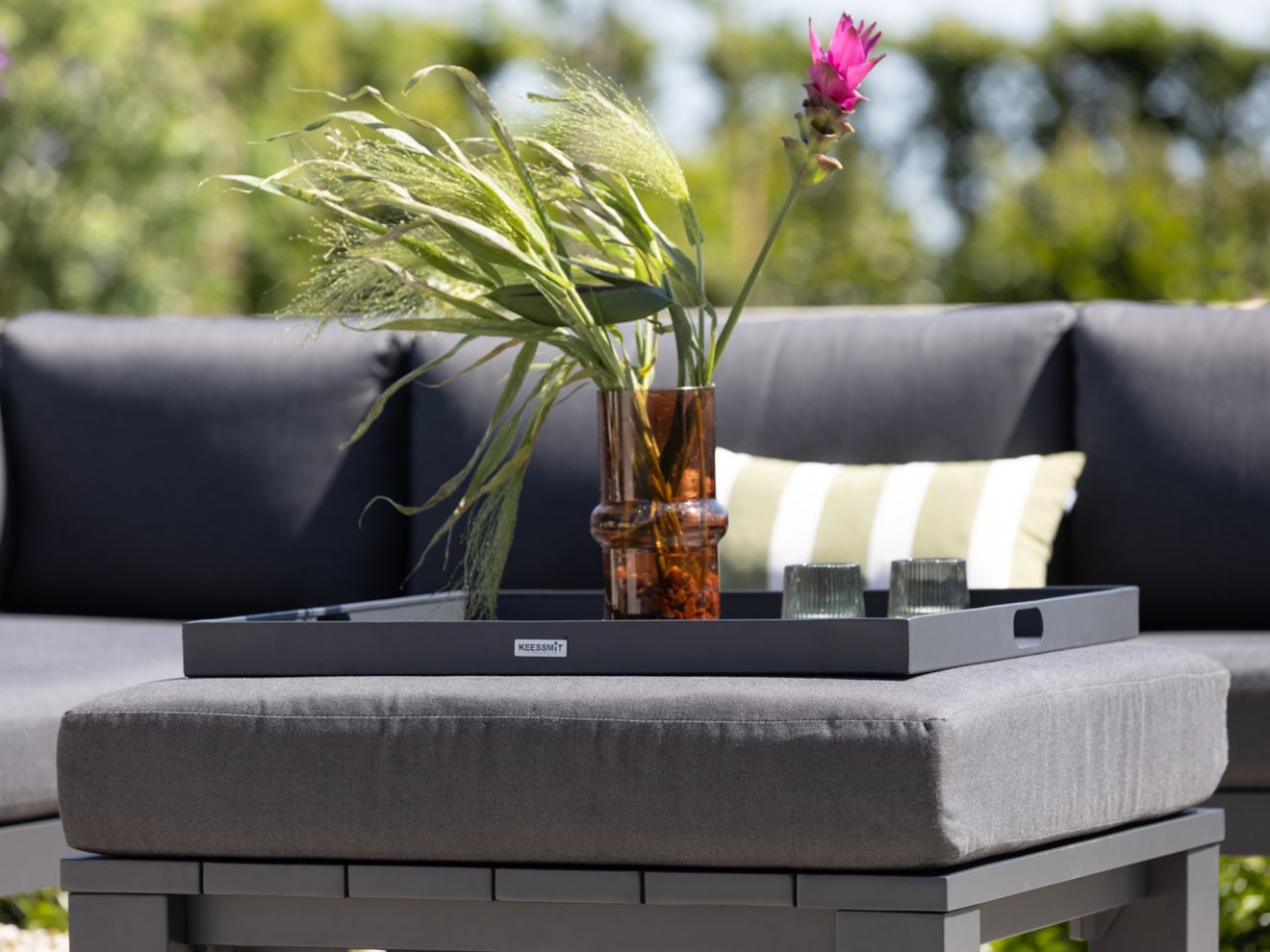 Manifesto Tablett 60x60 cm Grau Rabatt: 19 % Manifesto Tablett 60x60 cm Grau Rabatt: 19 %