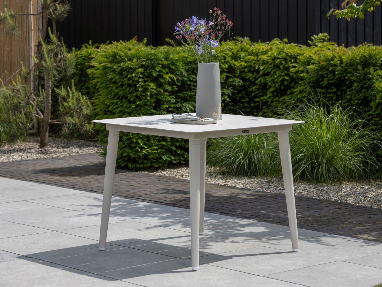 Manifesto Sora Gartentisch 90x90x74 cm Taupe Rabatt: 19 % Manifesto Sora Gartentisch 90x90x74 cm Taupe Rabatt: 19 %