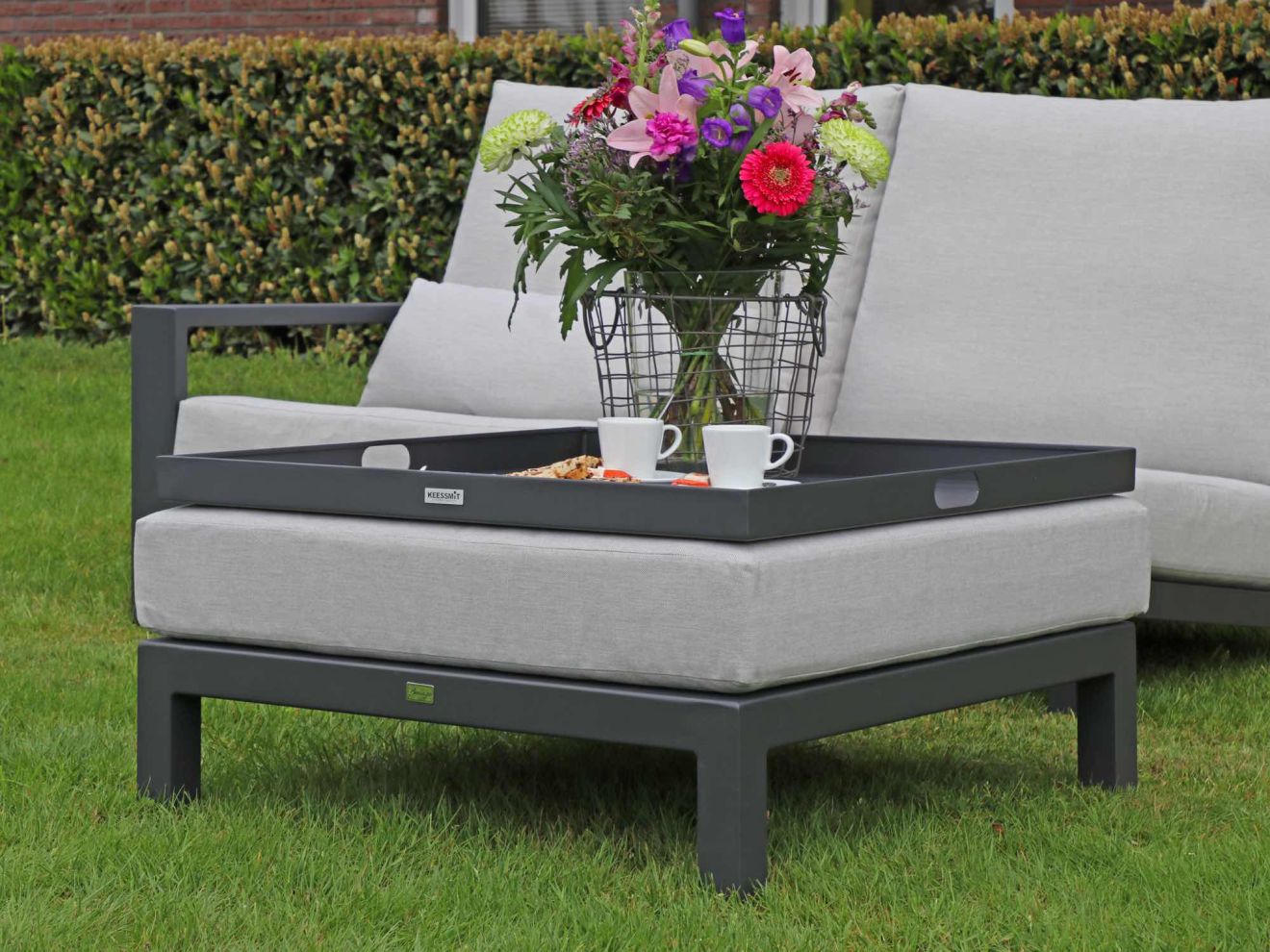 Manifesto Tablett 78x78 cm Grau Rabatt:... Manifesto Tablett 78x78 cm Grau Rabatt:...