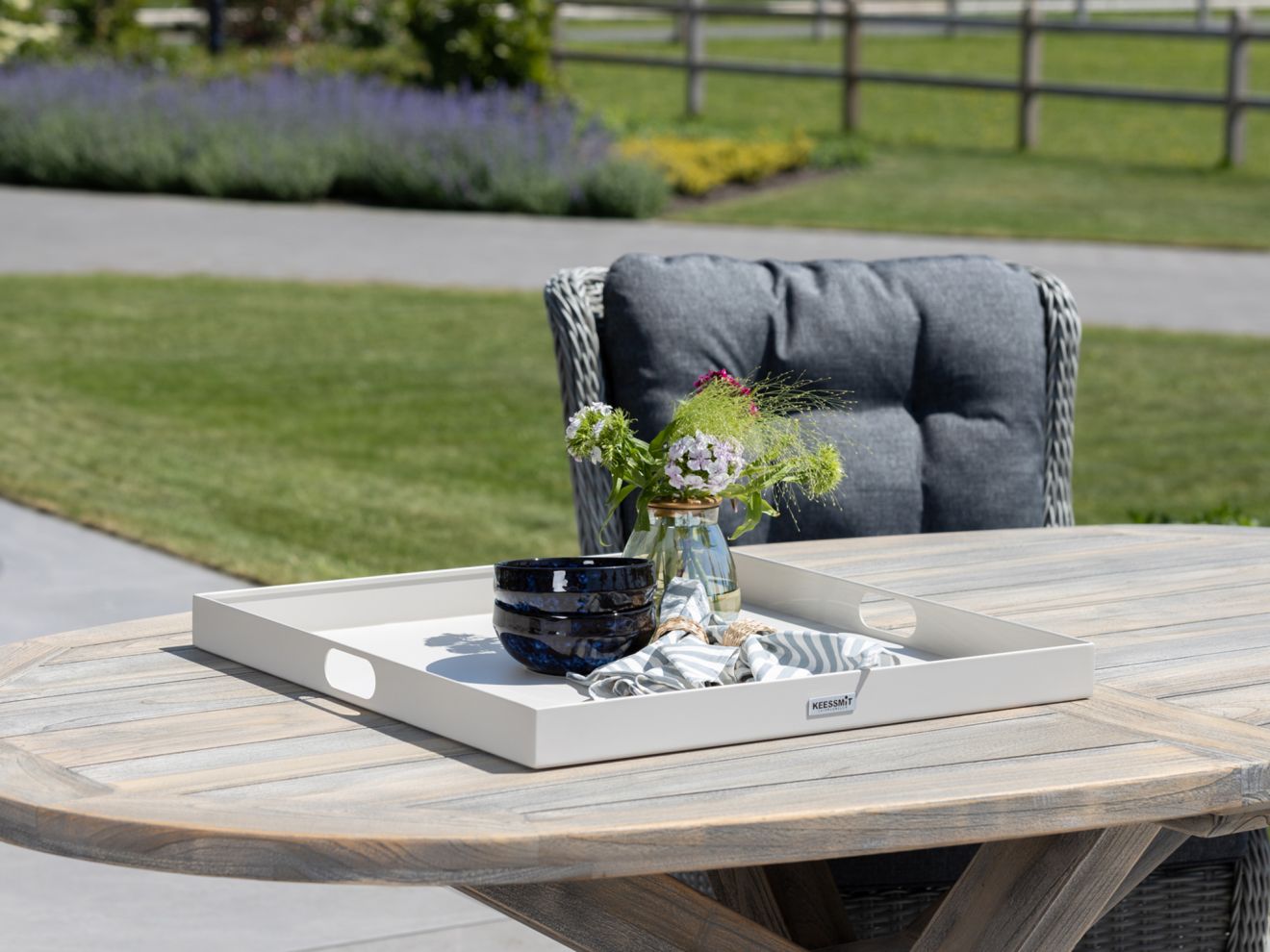 Manifesto Tablett 60x60 cm Taupe Rabatt: 19 % Manifesto Tablett 60x60 cm Taupe Rabatt: 19 %