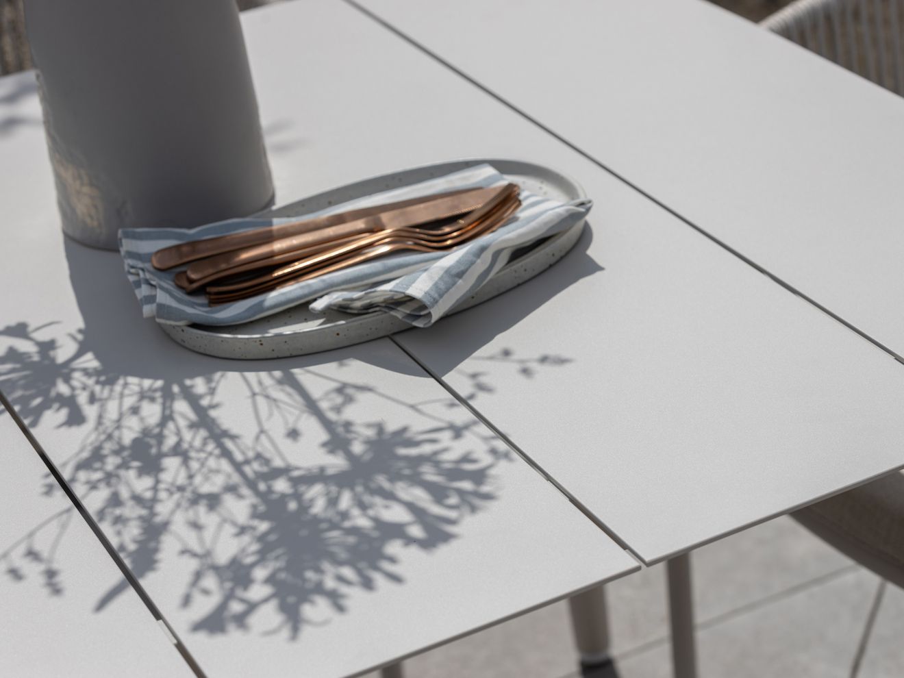 Manifesto Sora Gartentisch 90x90x74 cm Taupe Rabatt: 19 % Manifesto Sora Gartentisch 90x90x74 cm Taupe Rabatt: 19 %