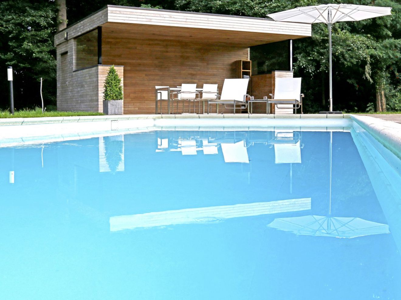 Bernstein Mainz Gartenliege mit Rad Wei...