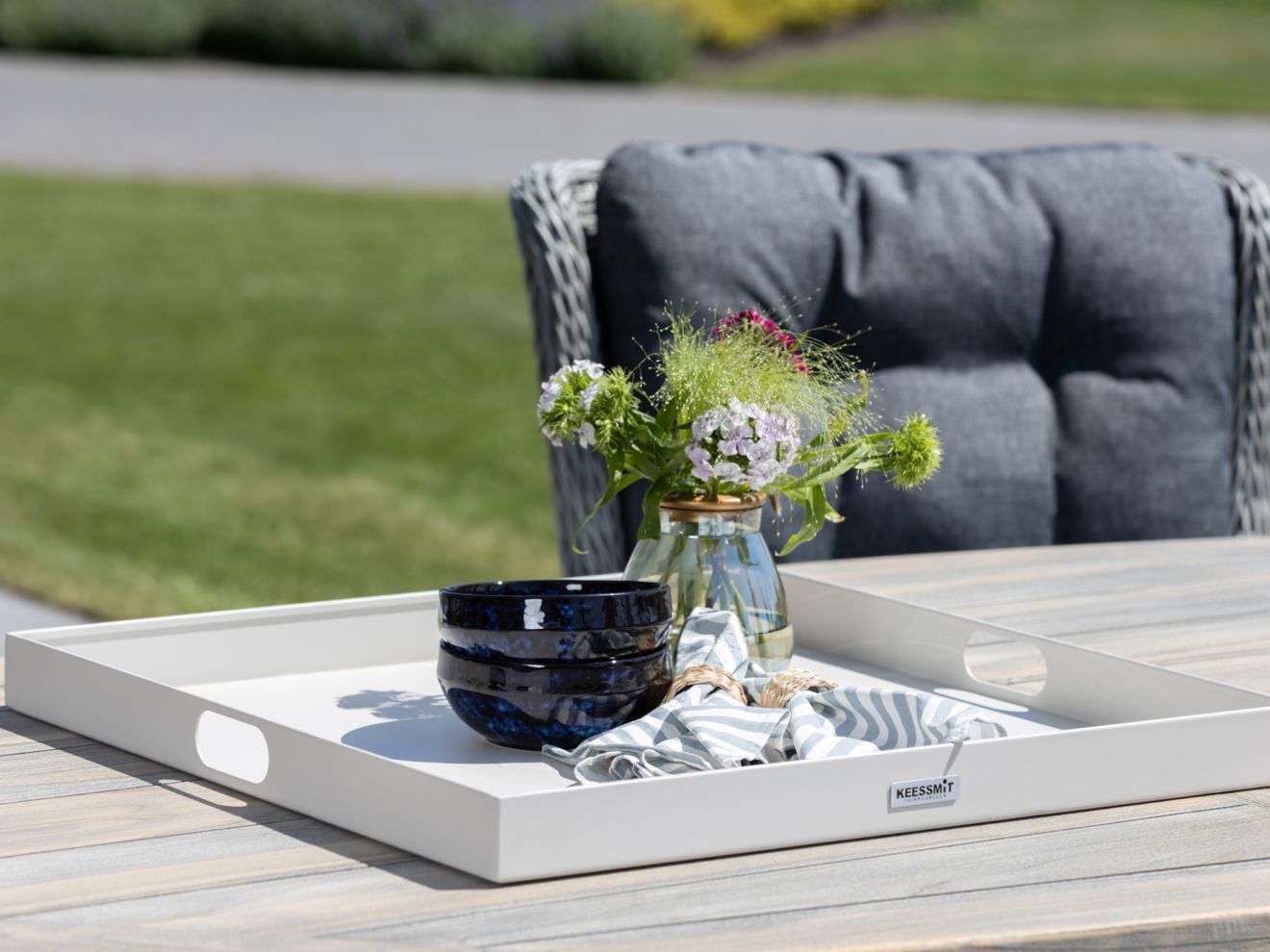 Manifesto Tablett 60x60 cm Taupe Rabatt: 19 % Manifesto Tablett 60x60 cm Taupe Rabatt: 19 %