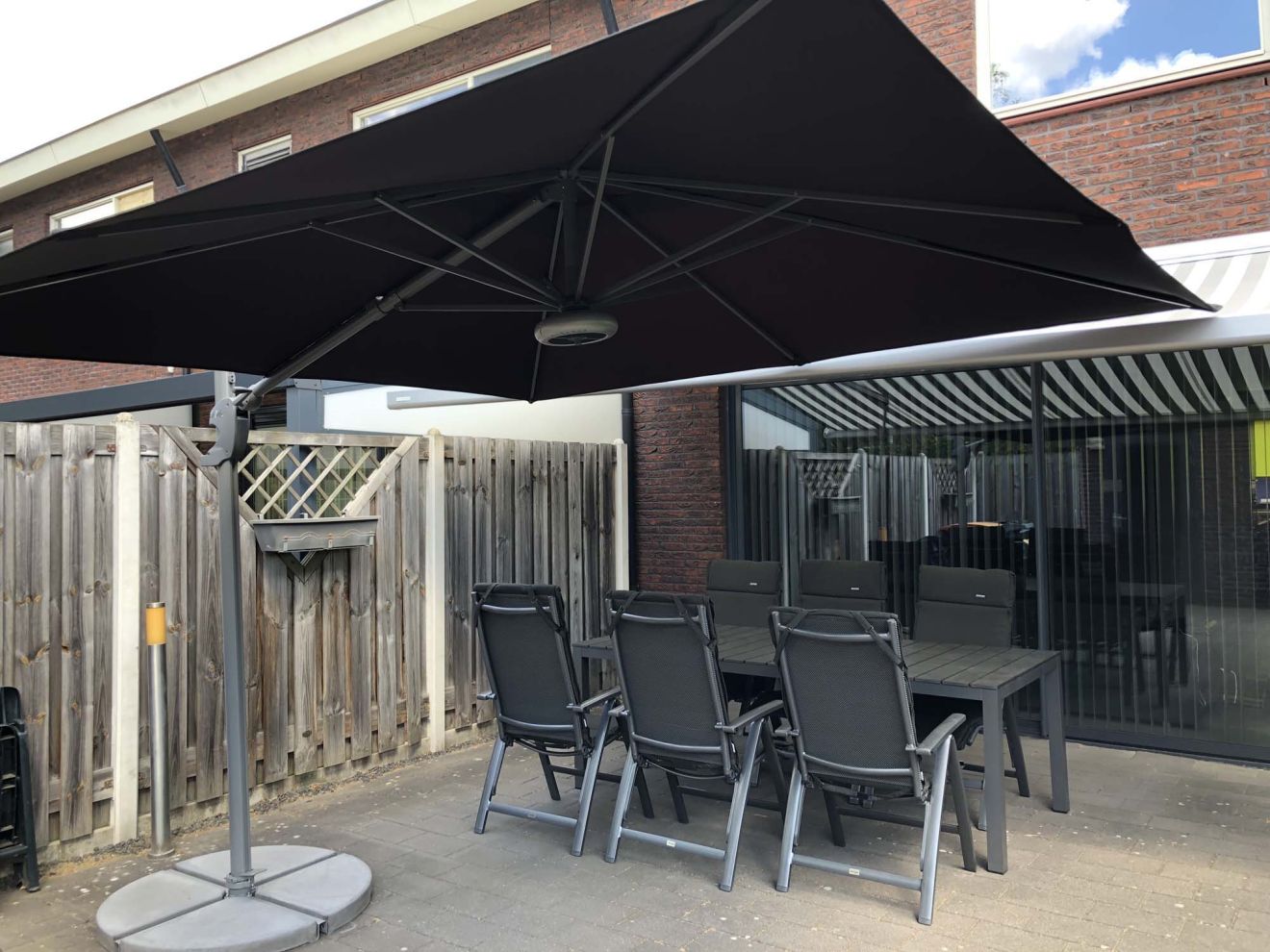 Shadowline LED Sonnenschirm Beleuchtung mit Speaker Grau  Rabatt: 18 %