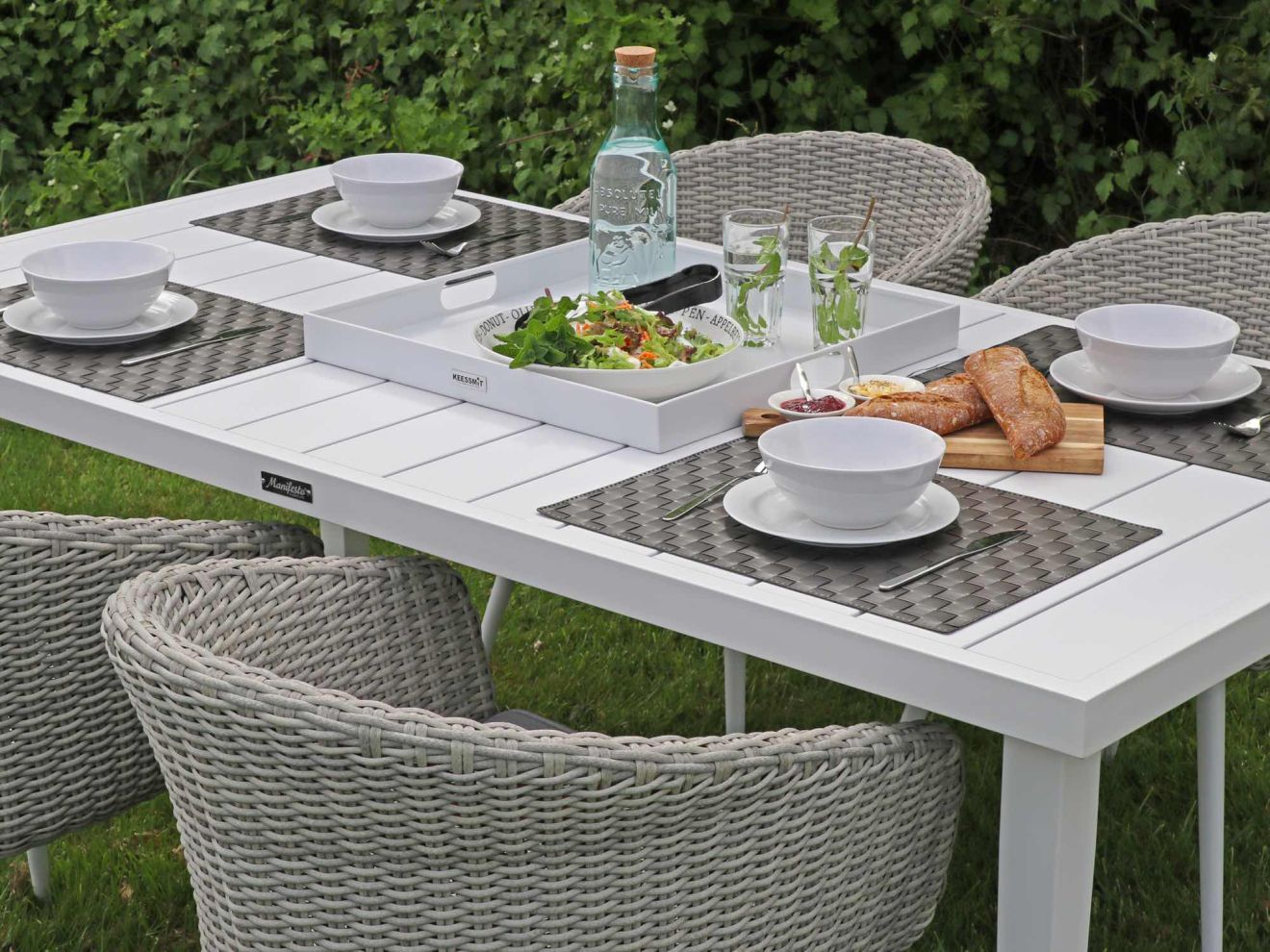 Manifesto Tablett 70x70 cm Weiß Rabatt: 17 % Manifesto Tablett 70x70 cm Weiß Rabatt: 17 %