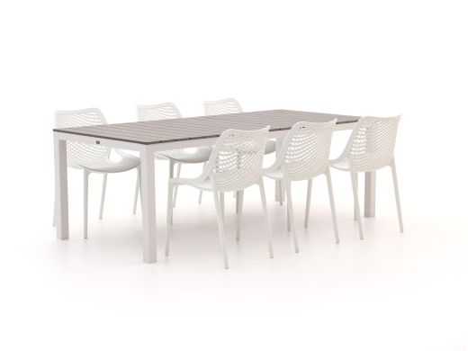 Studio afbeelding van een tuinset met zes witte tuinstoelen, en een licht grijze polywood tafel.